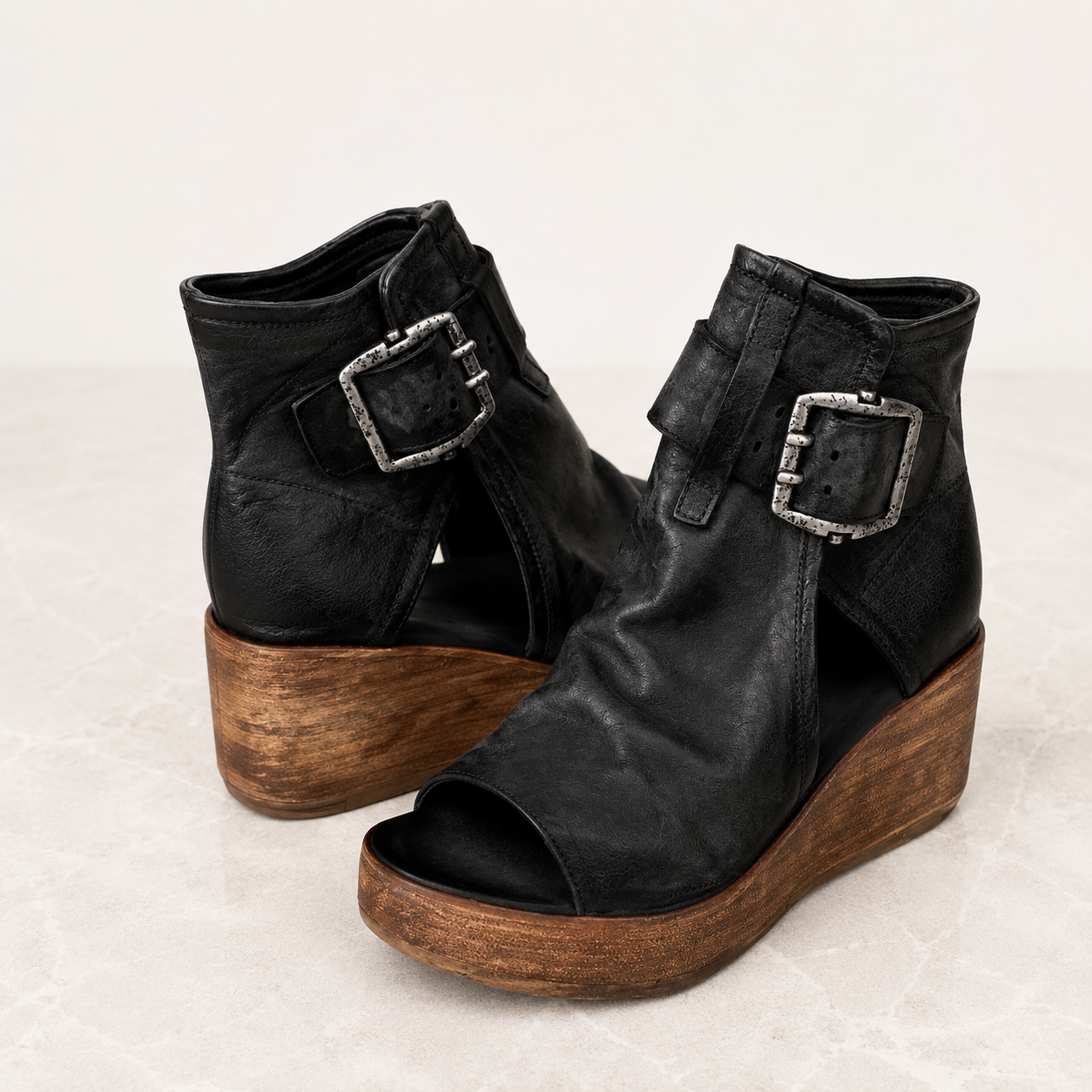 Ginevra™ | Sandalias de cuña con hebilla
