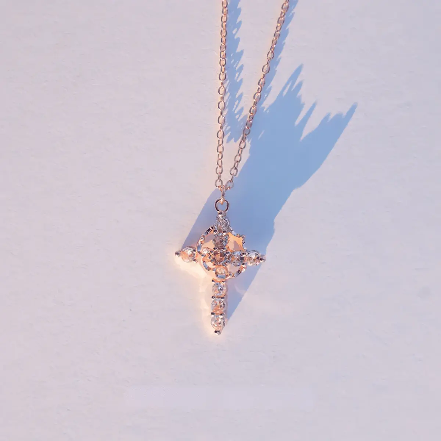 Collar de cruz con corona de fe