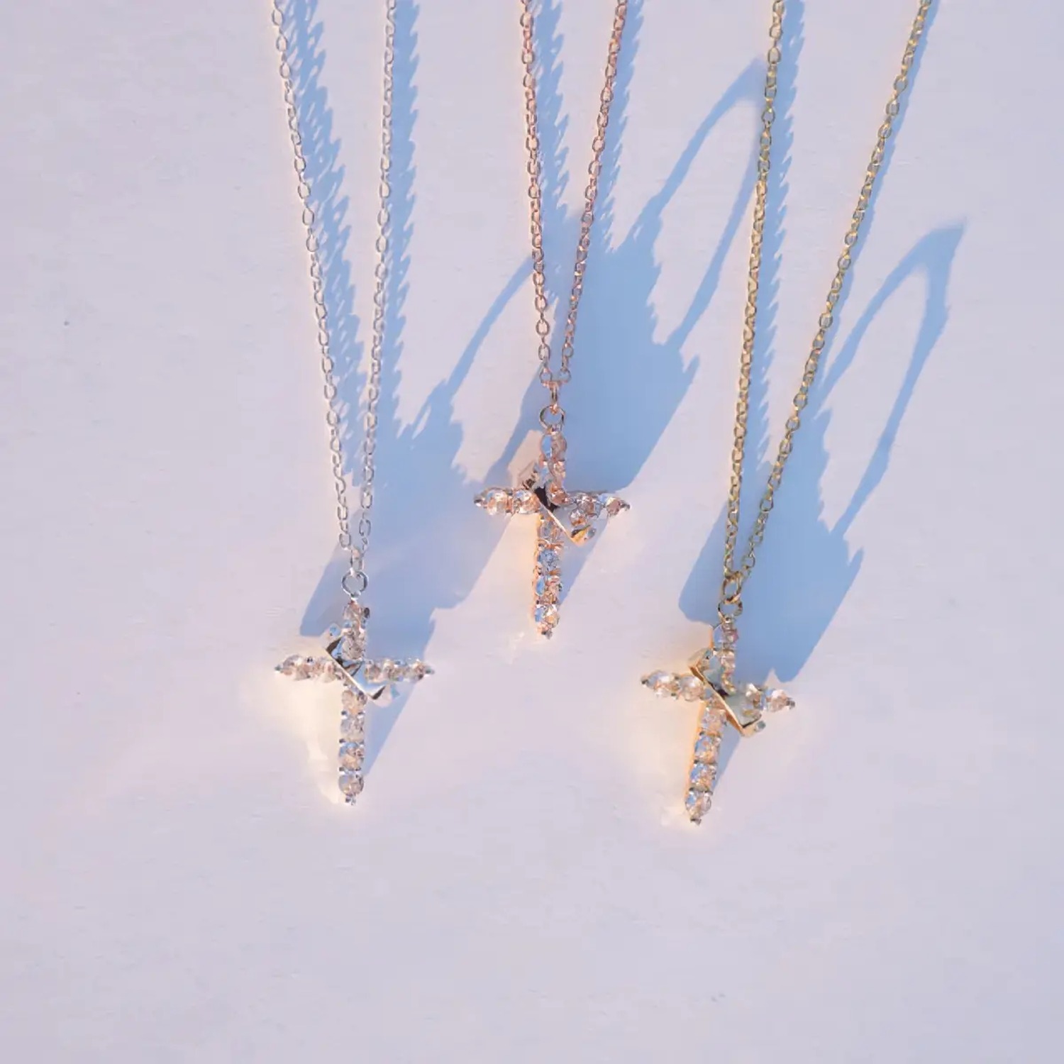 Collar de cruz con corona de fe