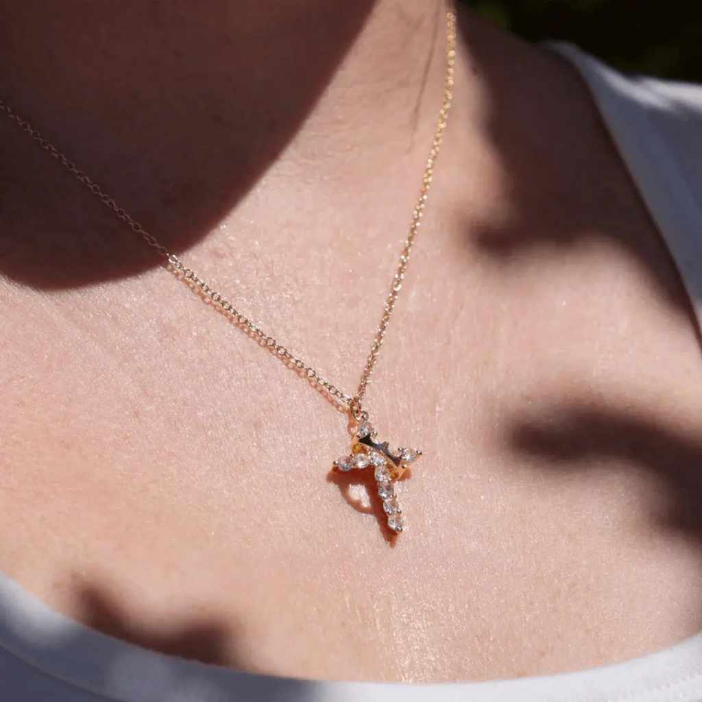 Collar de cruz con corona de fe