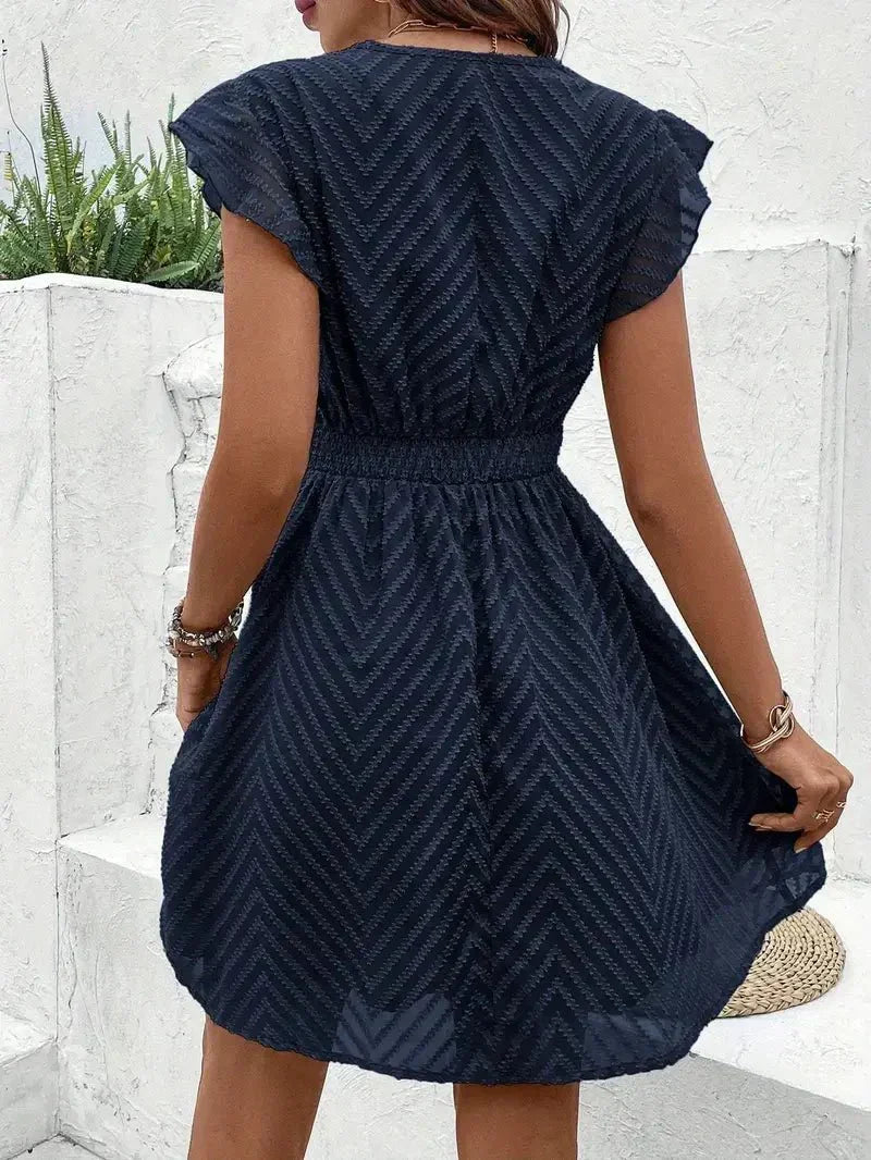 Vestido corto bordado para dama con escote en V y cintura entallada
